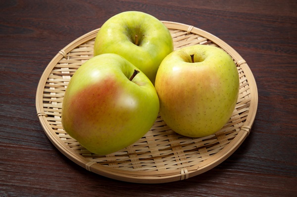 【只今の注文⇒11/3出荷開始分】 【残り1セット】工藤さんの秋のリンゴ「ぐんま名月」 【秀品3kg】肥料・除草剤不使用、酢散布で病気予防、自然派「減農薬」リンゴ　青森県産 ※クール便